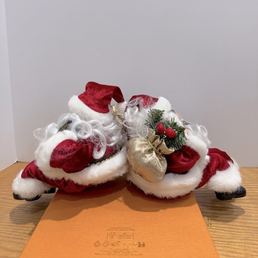 Vintage 90’s Christmas Santa’s sitting on shelf stocking holders - Picture 7 of 9